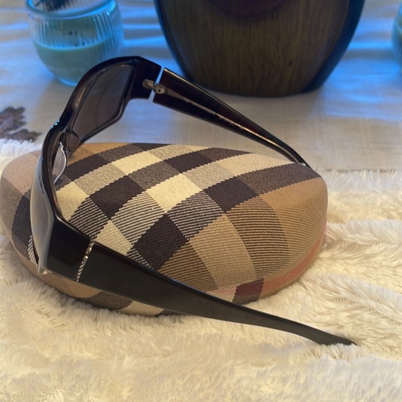 Authentic Burberry sunglasses! - Picture 2 of 4